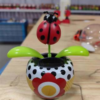 Solar-powered wobbly flower ladybug